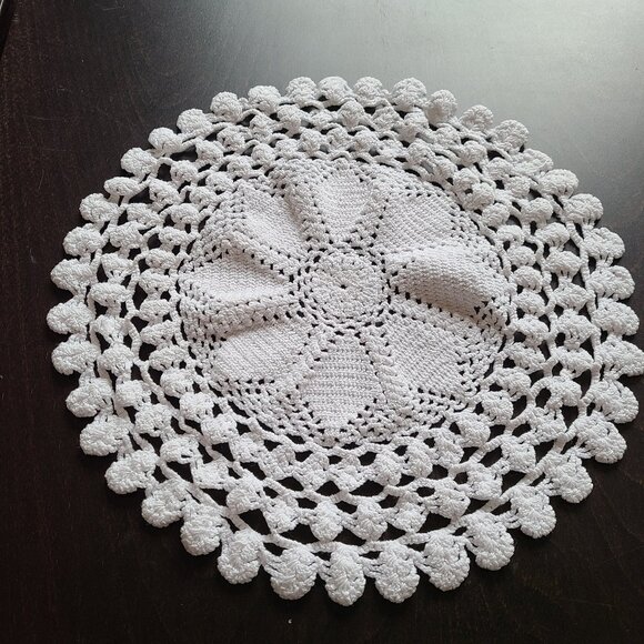 2 large round crochet handmade doilies. - Picture 7 of 9